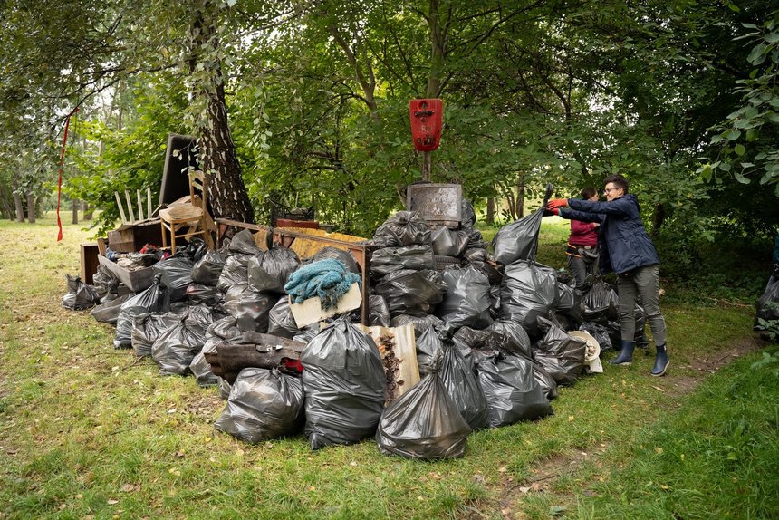 „Książka za worek śmieci" fot. Maciej Bałamut