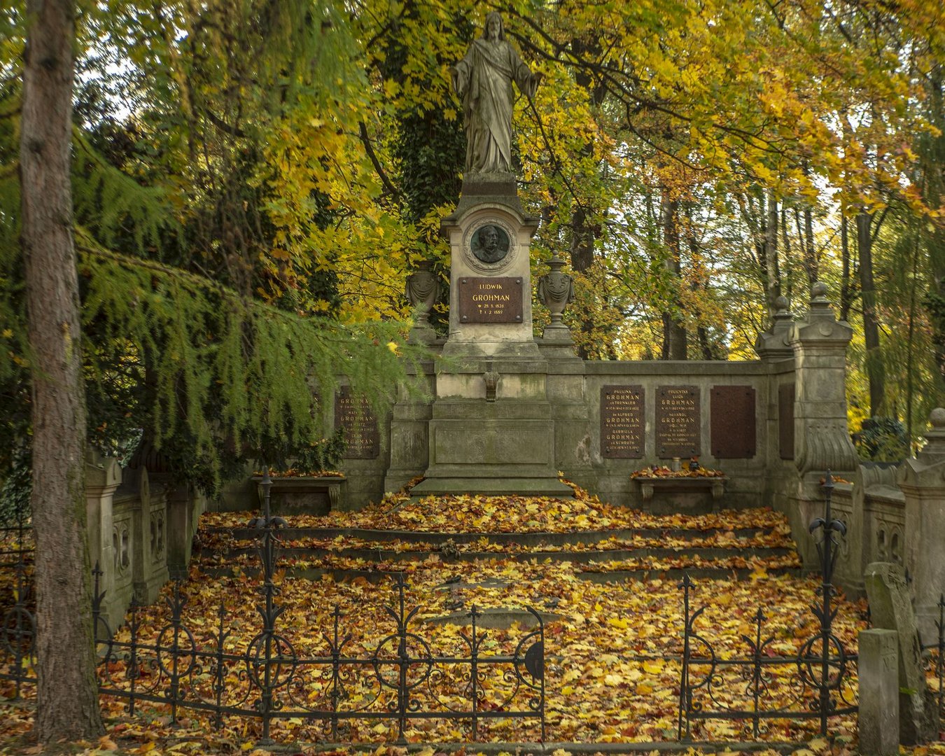 Zabytkowy gr&oacute;b rodziny Grohman&oacute;w